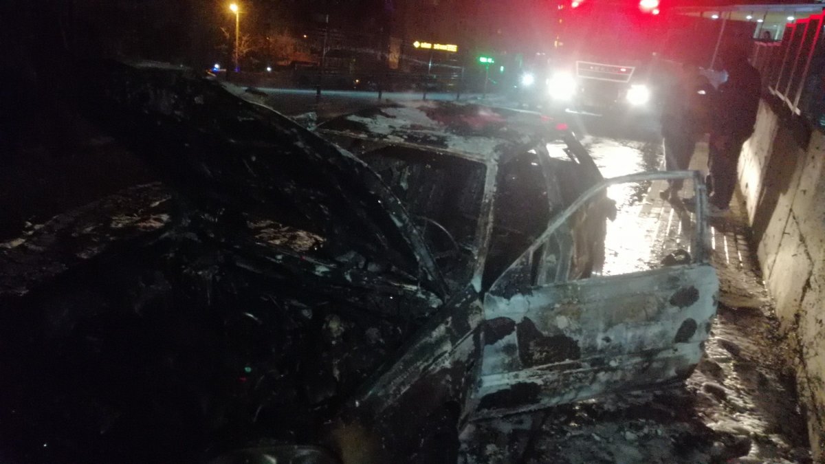 Kocaeli'de 4 kişilik aile, yanan araçlarından son anda çıktı