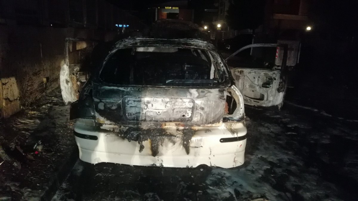 Kocaeli'de 4 kişilik aile, yanan araçlarından son anda çıktı