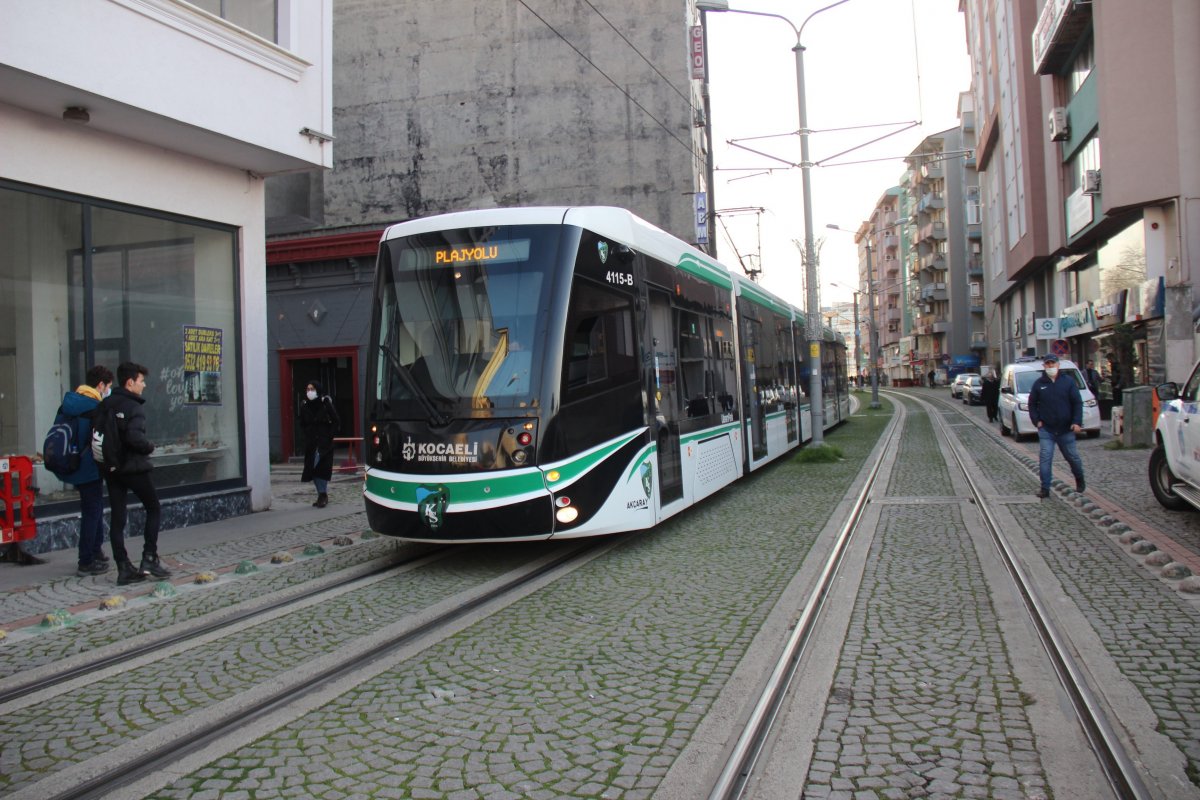 Kocaeli'de kırmızı ışıkta geçen otomobil, tramvaya çarptı