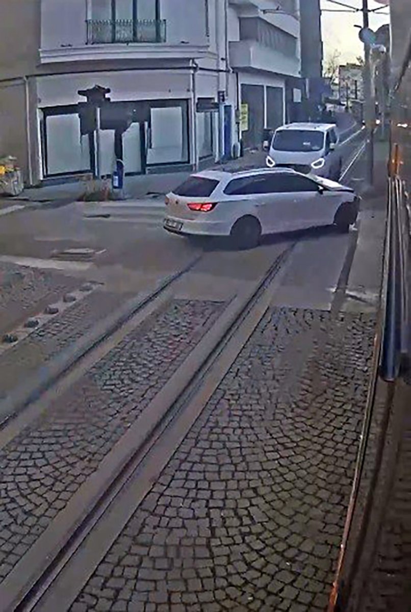 Kocaeli'de kırmızı ışıkta geçen otomobil, tramvaya çarptı