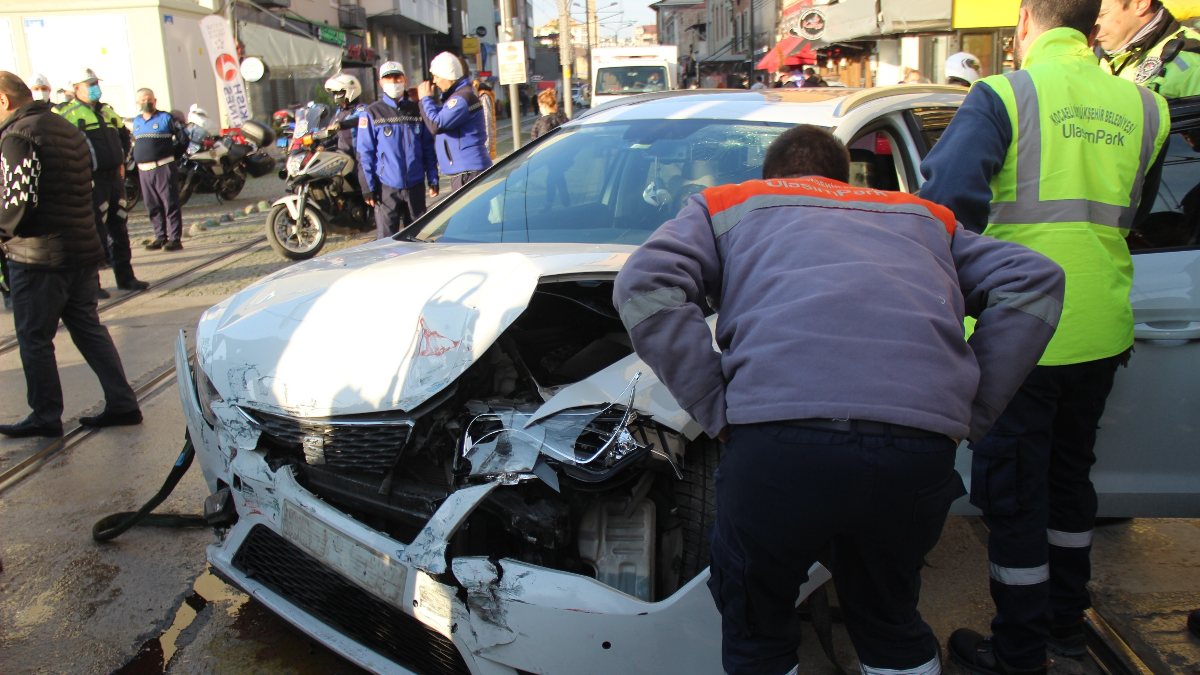 Kocaeli&#039;de kırmızı ışıkta geçen otomobil, tramvaya çarptı