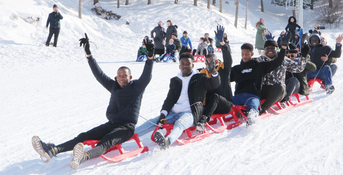 Palandöken'e gelen Afrikalı öğrencilerin kızak keyfi