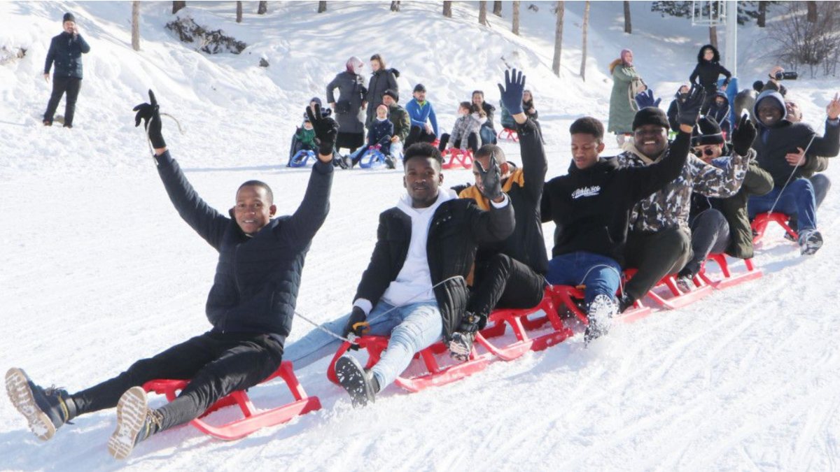 Palandöken'e gelen Afrikalı öğrencilerin kızak keyfi