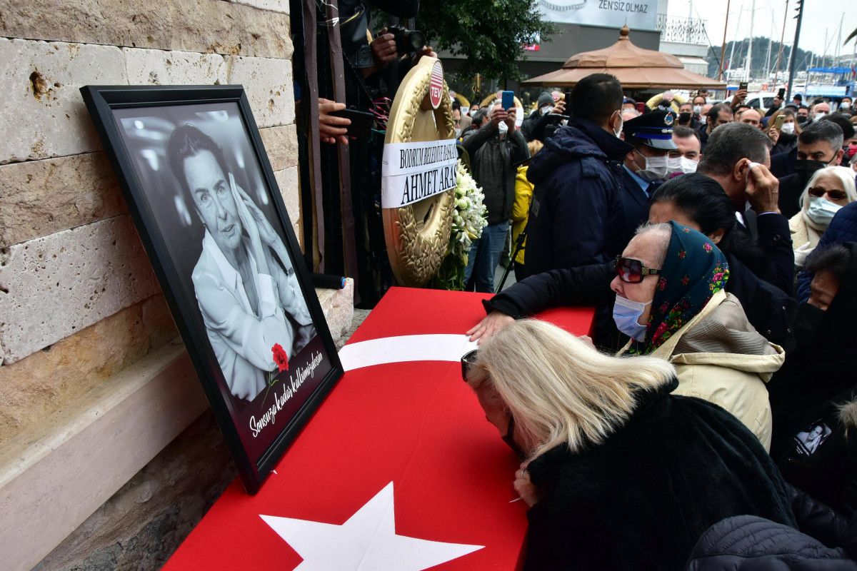 Sanatçı Fatma Girik, son yolculuğuna uğurlandı