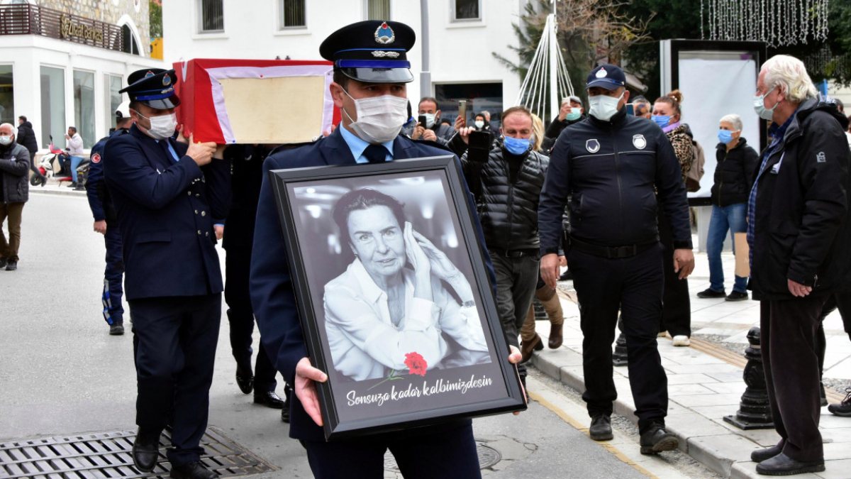 Sanatçı Fatma Girik, son yolculuğuna uğurlandı