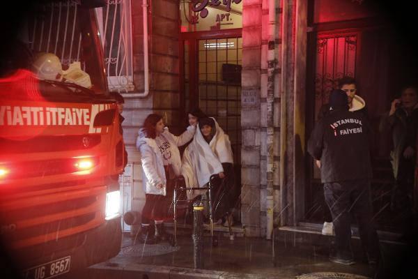Şişli'de yangında mahsur kalan iki kadın kurtarıldı