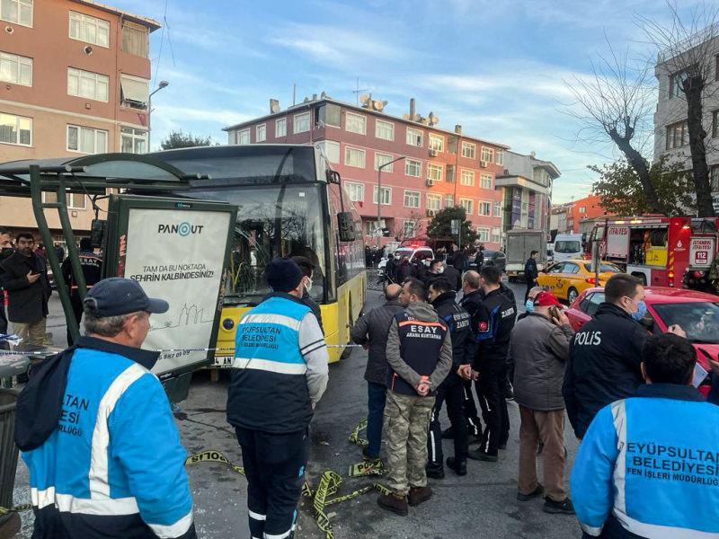 Son dakika: Eyüpsultan'da İETT otobüsü durağa daldı! 3 kişi yaralandı