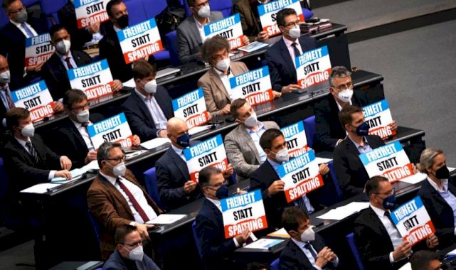 Almanya Federal Meclisi'nden pankartlı protesto