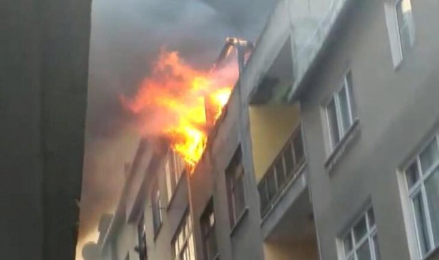 Bağcılar'da çatıdaki yangında patlama oldu: O anlar kamerada