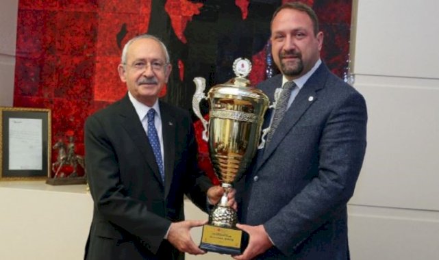 Kemal Kılıçdaroğlu'na Cumhurbaşkanlığı Kupası takdim edildi