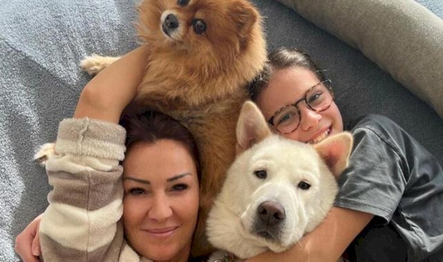 Pınar Altuğ kızıyla evde poz verdi