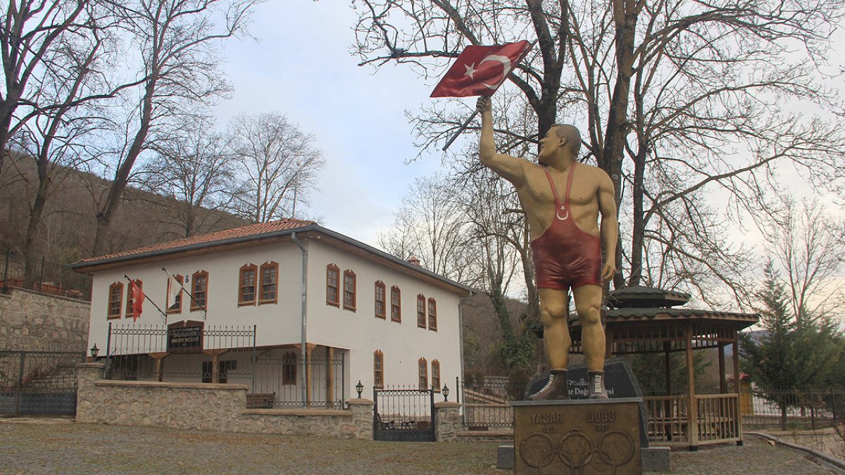Türk güreşinin babası Yaşar Doğu, ölüm yıl dönümünde anılıyor