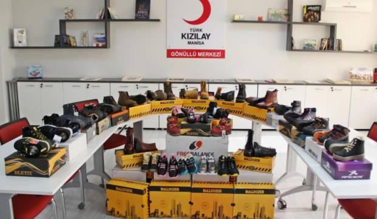 Türk Kızılay'dan Manisa'da 1500 öğrenciye bot yardımı