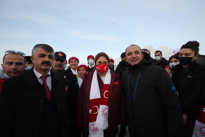Türkiye Sarıkamış şehitlerini anıyor: JAK timlerinden nefes kesen meşale gösterisi