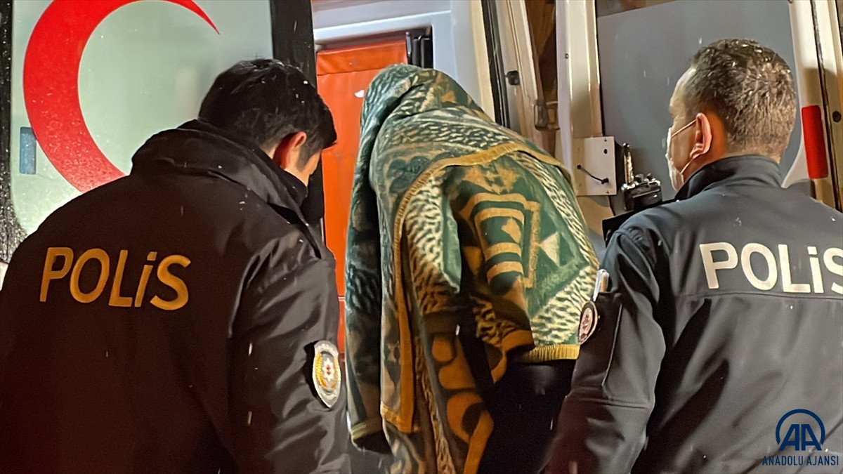 Üsküdar’da ısınmak için girdikleri evin çatısını yaktılar