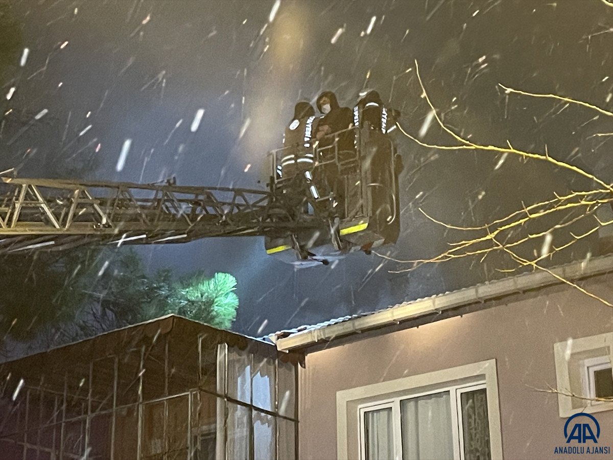 Üsküdar’da ısınmak için girdikleri evin çatısını yaktılar