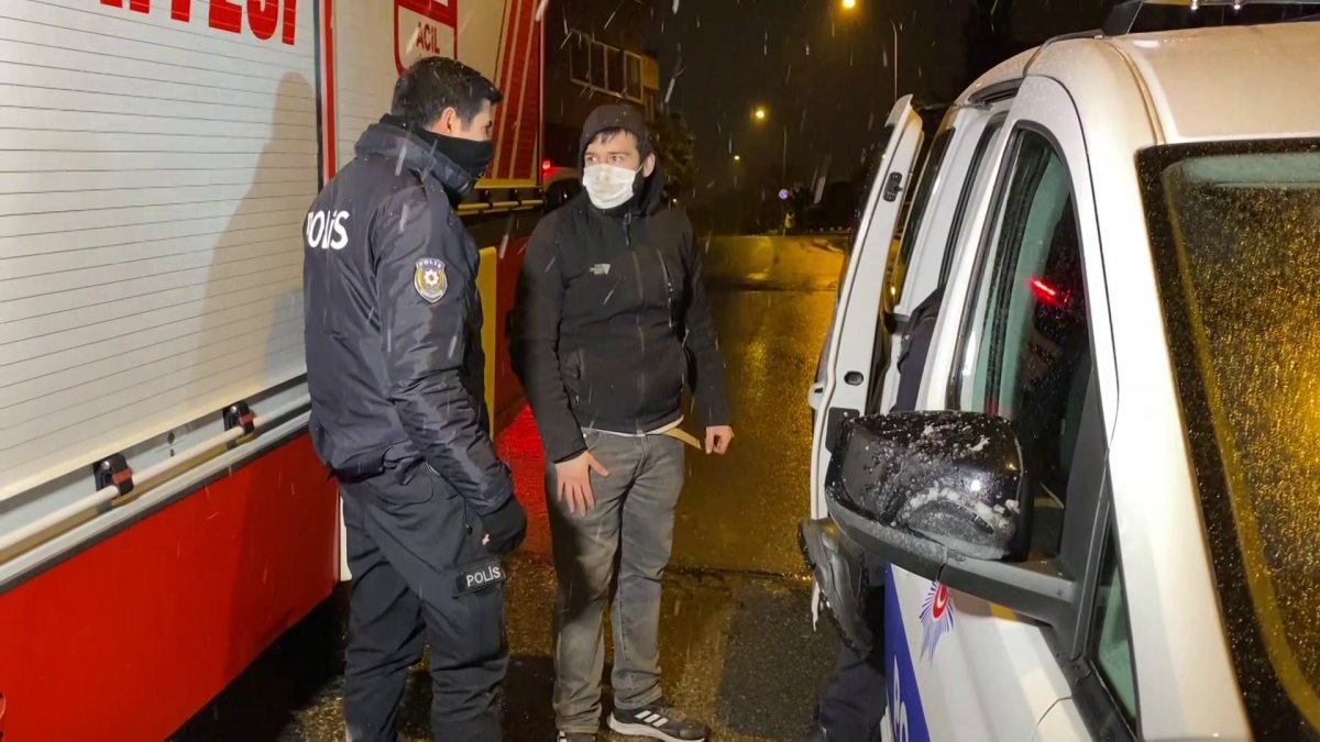 Üsküdar’da ısınmak için girdikleri evin çatısını yaktılar