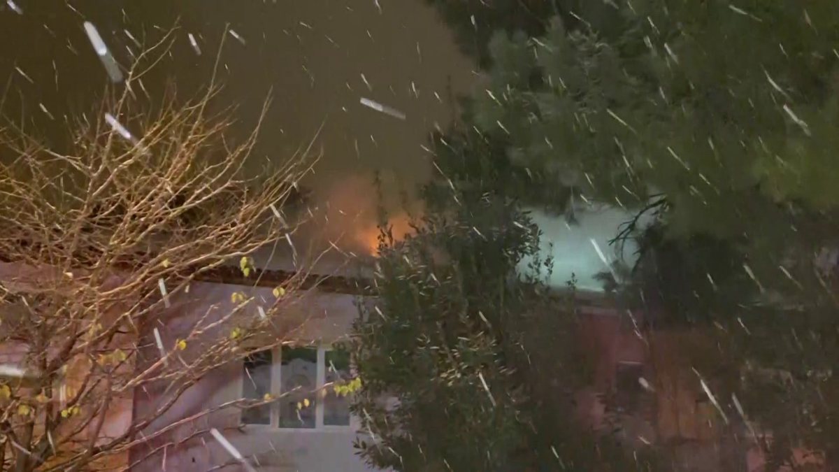 Üsküdar’da ısınmak için girdikleri evin çatısını yaktılar