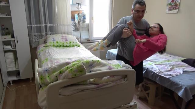 4. kattan düşerek yatağa mahkum olan İrem'e 3 yıldır babası bakıyor