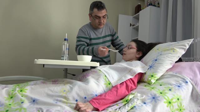 4. kattan düşerek yatağa mahkum olan İrem'e 3 yıldır babası bakıyor