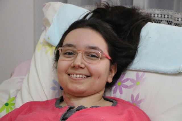 4. kattan düşerek yatağa mahkum olan İrem'e 3 yıldır babası bakıyor