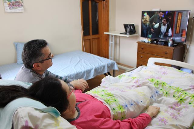 4. kattan düşerek yatağa mahkum olan İrem'e 3 yıldır babası bakıyor