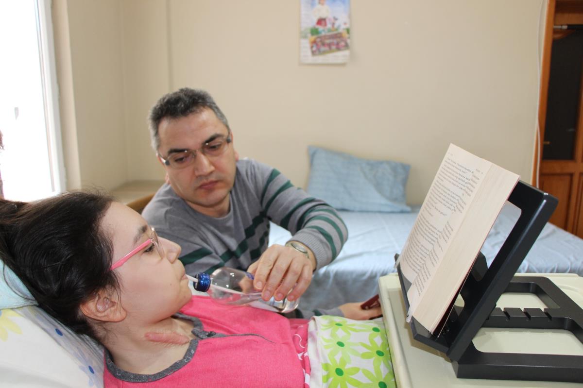 4. kattan düşerek yatağa mahkum olan İrem&#039;e 3 yıldır babası bakıyor