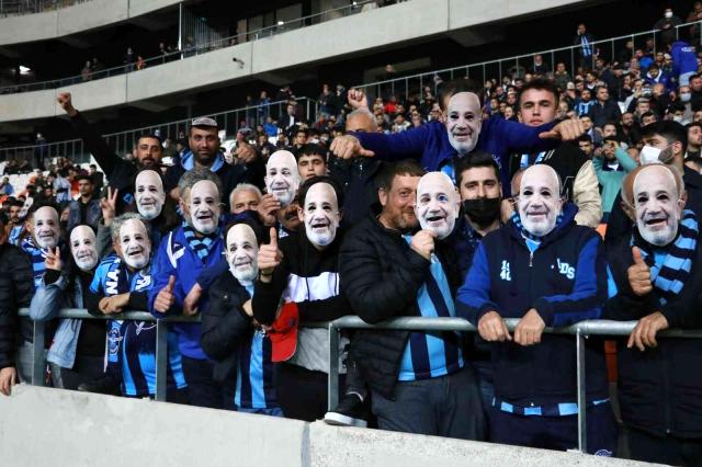 Başkan Sancak stat otoparkında çadırda maçı izlemeye başladı