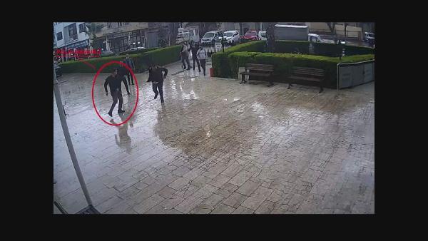 Belediyeye zorla girmeye çalışan şüphelinin polis tarafından vurulduğu anlar kamerada