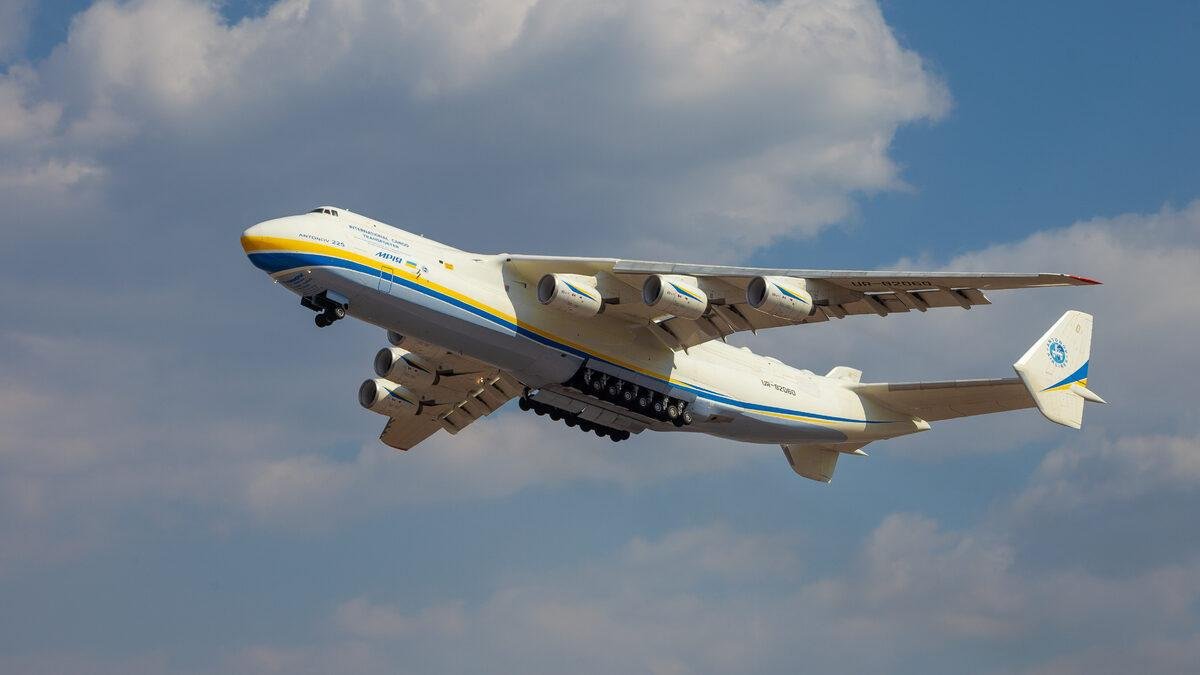 Dünyanın en büyük kargo uçağı savaşta zarar gördü