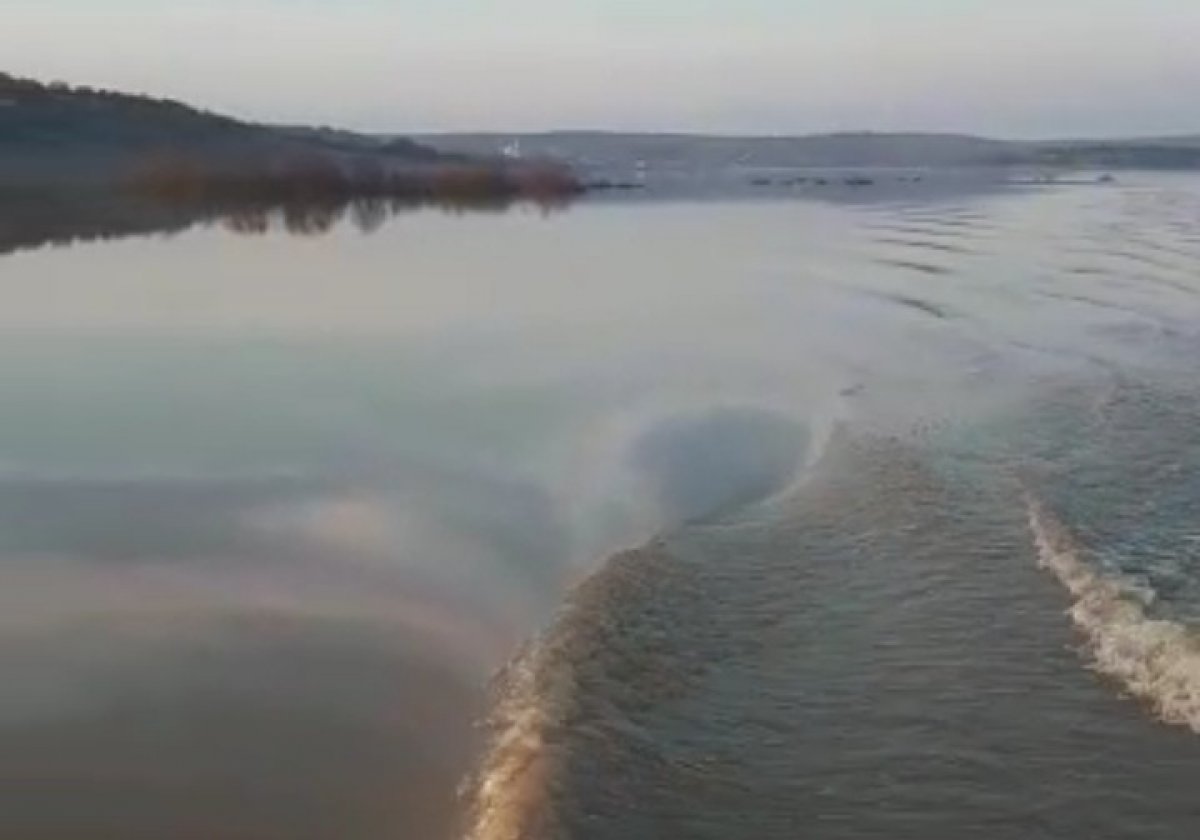 Edirne'de taşan nehir tarıma zarar verdi: Arazide kayıkla geziliyor