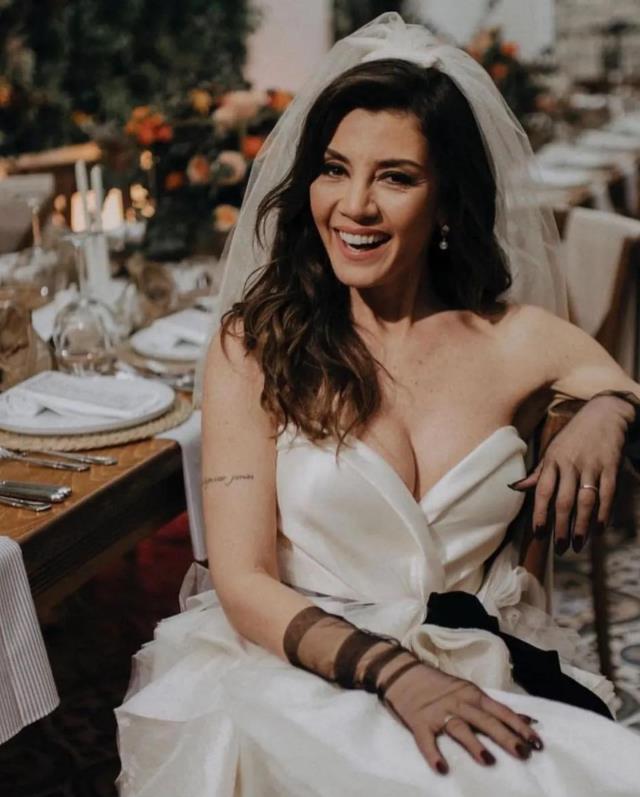 Emir Ersoy ile evlenen Gökçe Bahadır'ın siyah kuşaklı gelinliği takipçilerini ikiye böldü