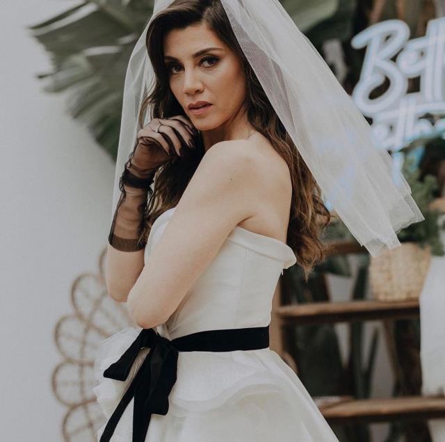 Emir Ersoy ile evlenen Gökçe Bahadır'ın siyah kuşaklı gelinliği takipçilerini ikiye böldü