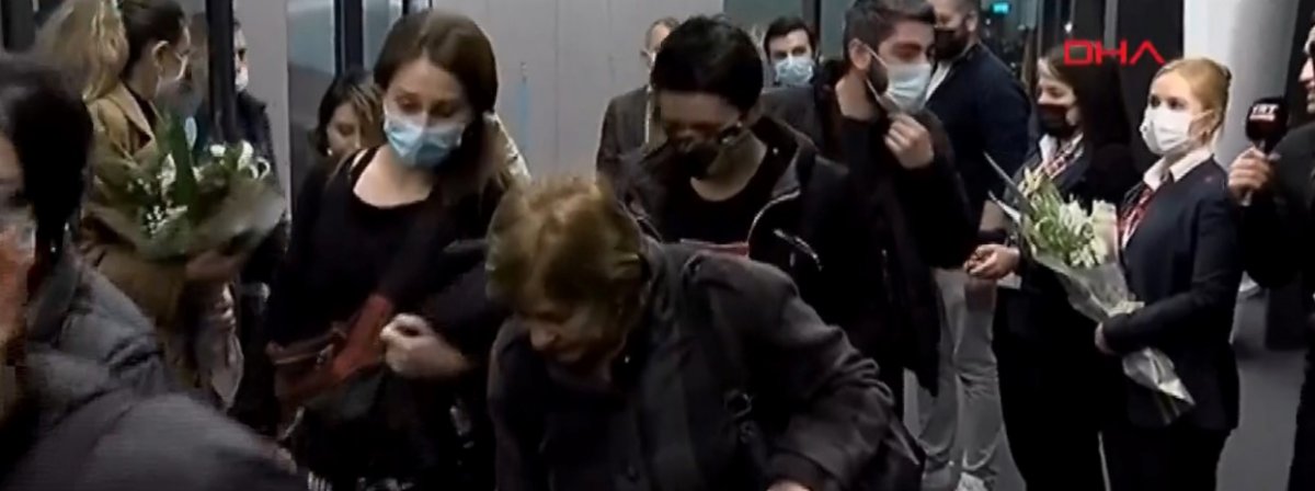 Ermenistan'dan gelen ilk uçak İstanbul'a indi  