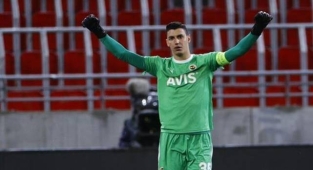 Galatasaray: Fenerbahçe'yle sözleşmesi sezon sonunda bitecek Berke Özer'e talip oldu