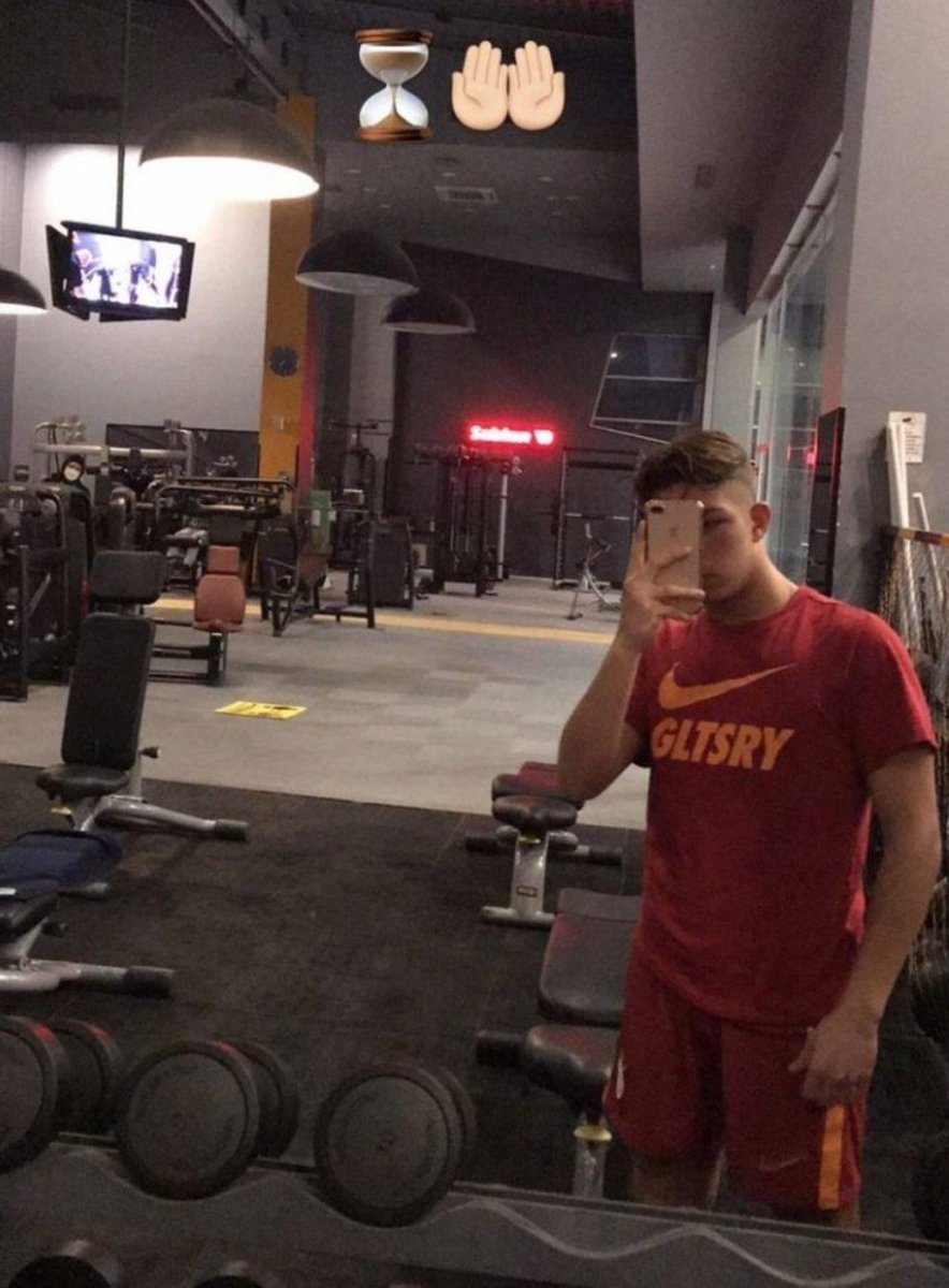 Galatasaray tişörtü giyen genç futbolcu kovuldu