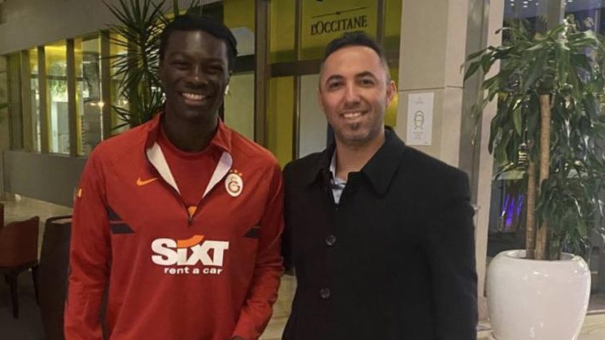 Galatasaray'ın kampında bir kişi oyuncularla dalga geçti