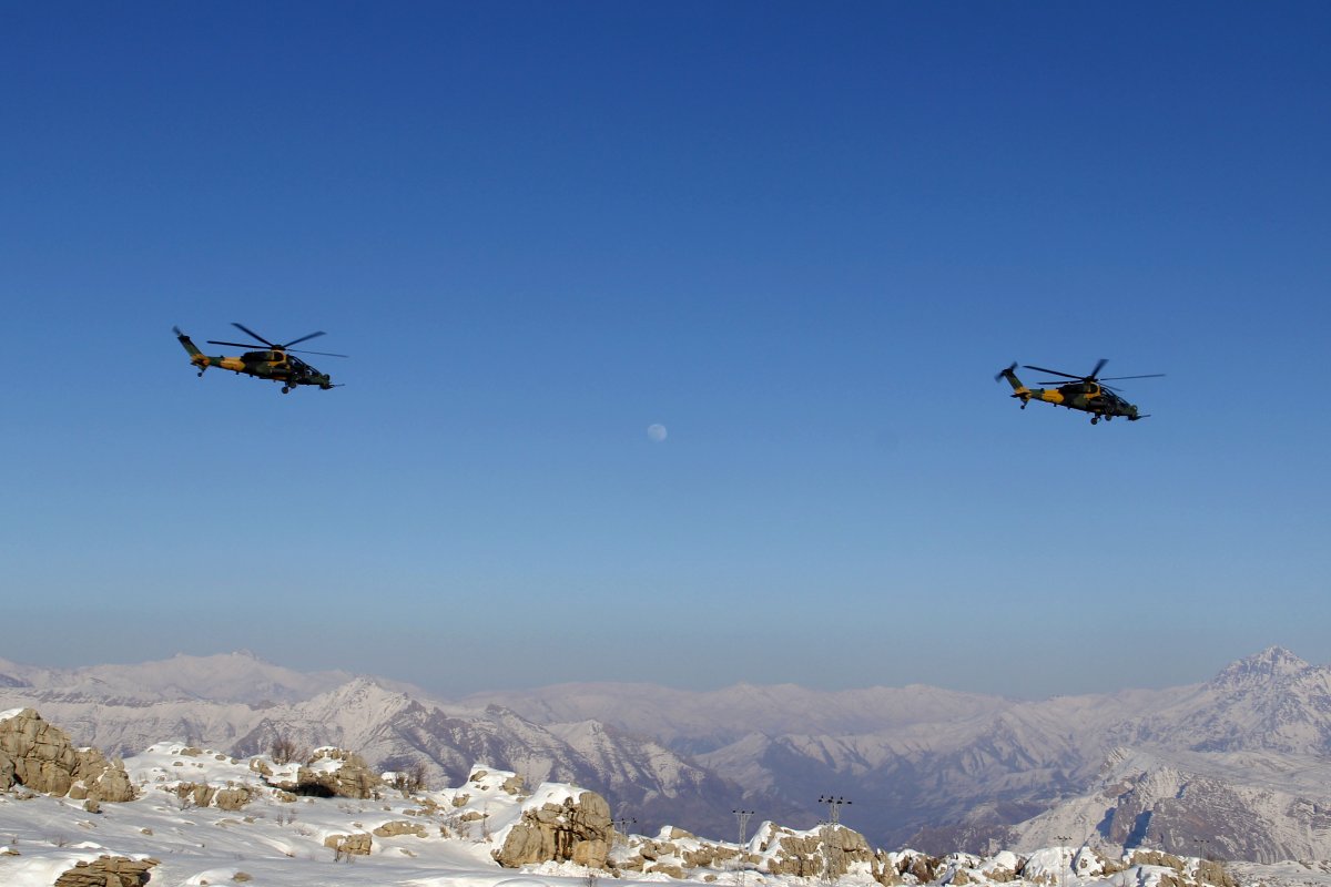 Hakkari'nin karlı dağlarında teröristlere nefes aldırmıyorlar