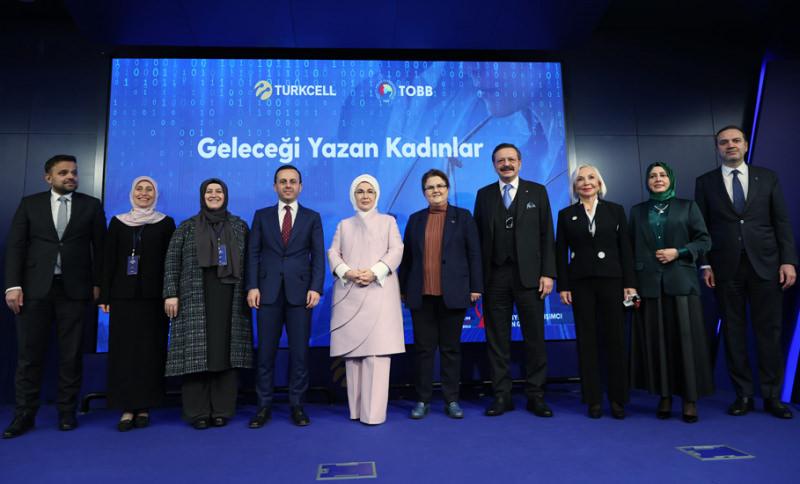 İklim Fikir Maratonu'nun kazananları ödüllerini Emine Erdoğan'dan aldı