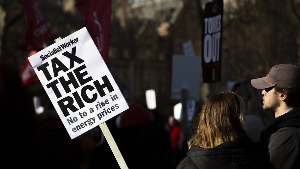 İngiltere&#039;de enerji faturaları ve gıda fiyatlarındaki artış protesto edildi