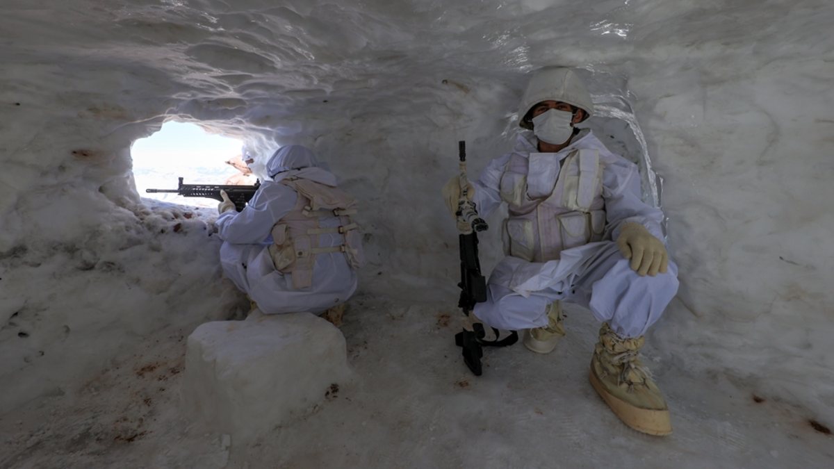 Irak sınırını koruyan Mehmetçik&#039;ten &#039;14 Şubat Sevgililer Günü&#039; mesajı