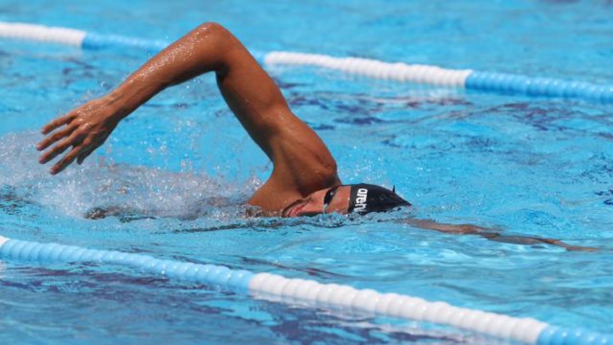 İspanyol Pablo Fernandez, yardım kampanyası için 36 saat yüzerek rekor kırdı