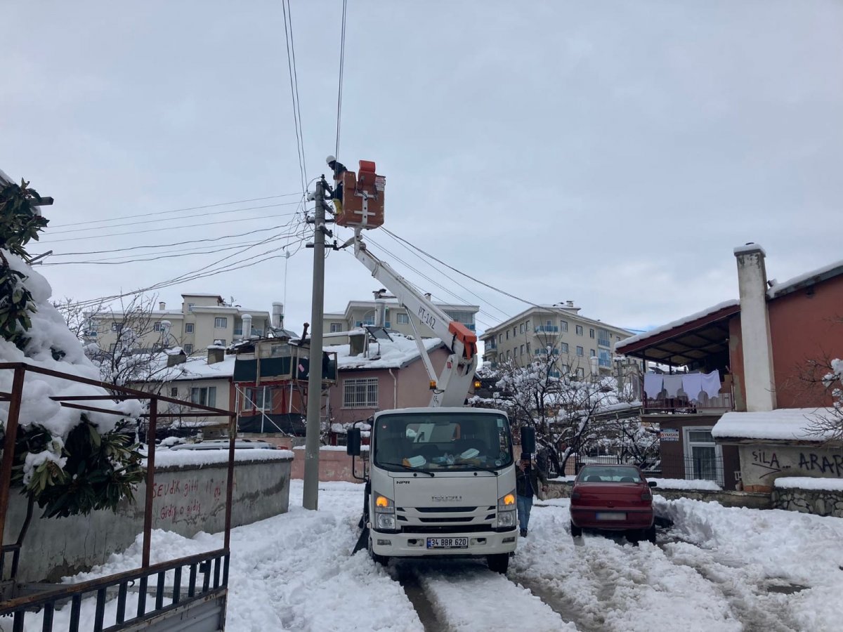 Isparta'da kar nedeniyle yaşanan elektrik krizi çözülüyor