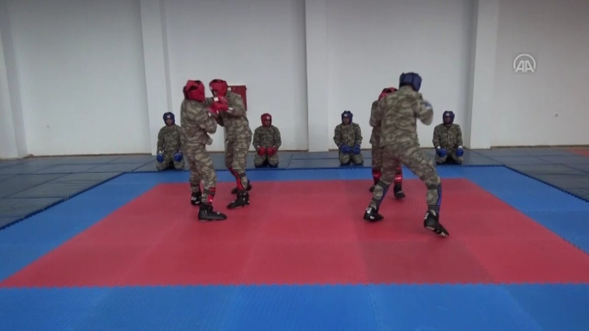 Komandolar zorlu eğitimlerle operasyonlara hazırlanıyor