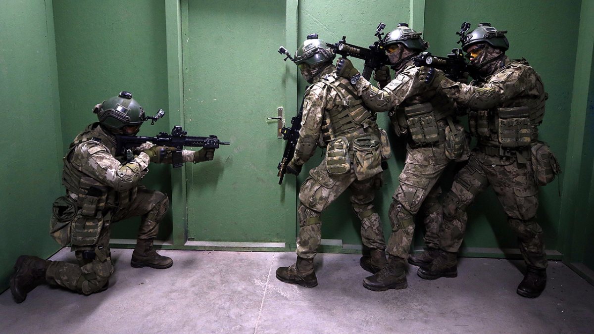 Komandolar zorlu eğitimlerle operasyonlara hazırlanıyor