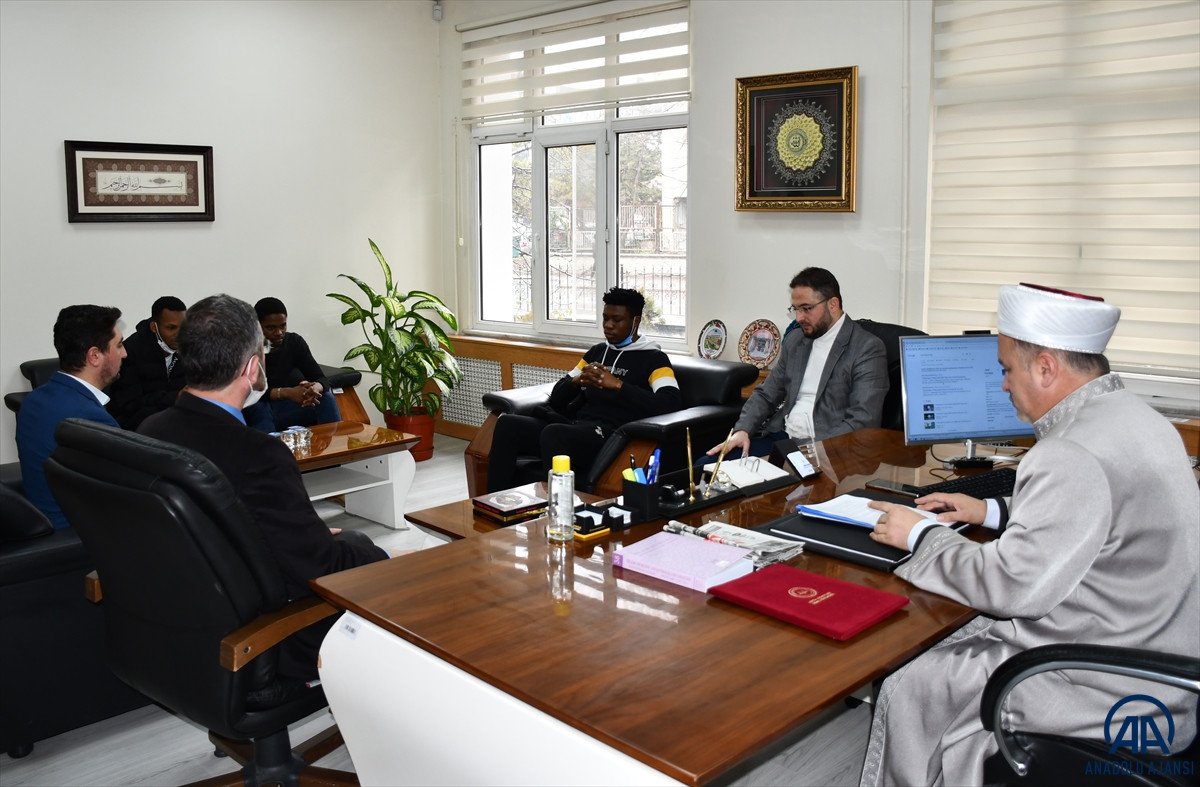 Kütahya’da Müslüman öğrencilerin samimiyetinden etkilendi, İslamiyet’i seçti