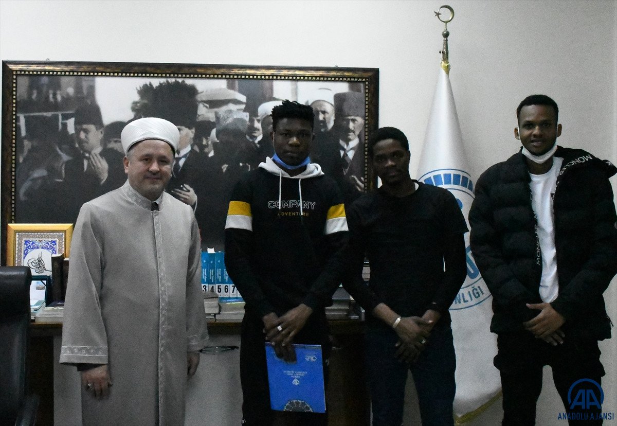 Kütahya’da Müslüman öğrencilerin samimiyetinden etkilendi, İslamiyet’i seçti