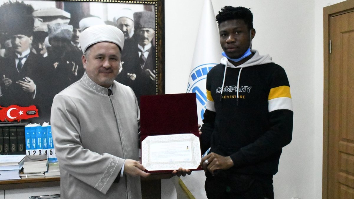 Kütahya’da Müslüman öğrencilerin samimiyetinden etkilendi, İslamiyet’i seçti