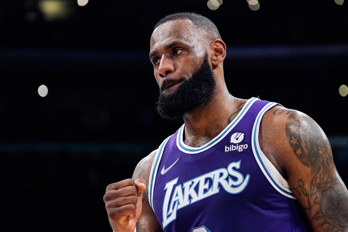 LeBron James triple double'la döndü, Lakers kazandı