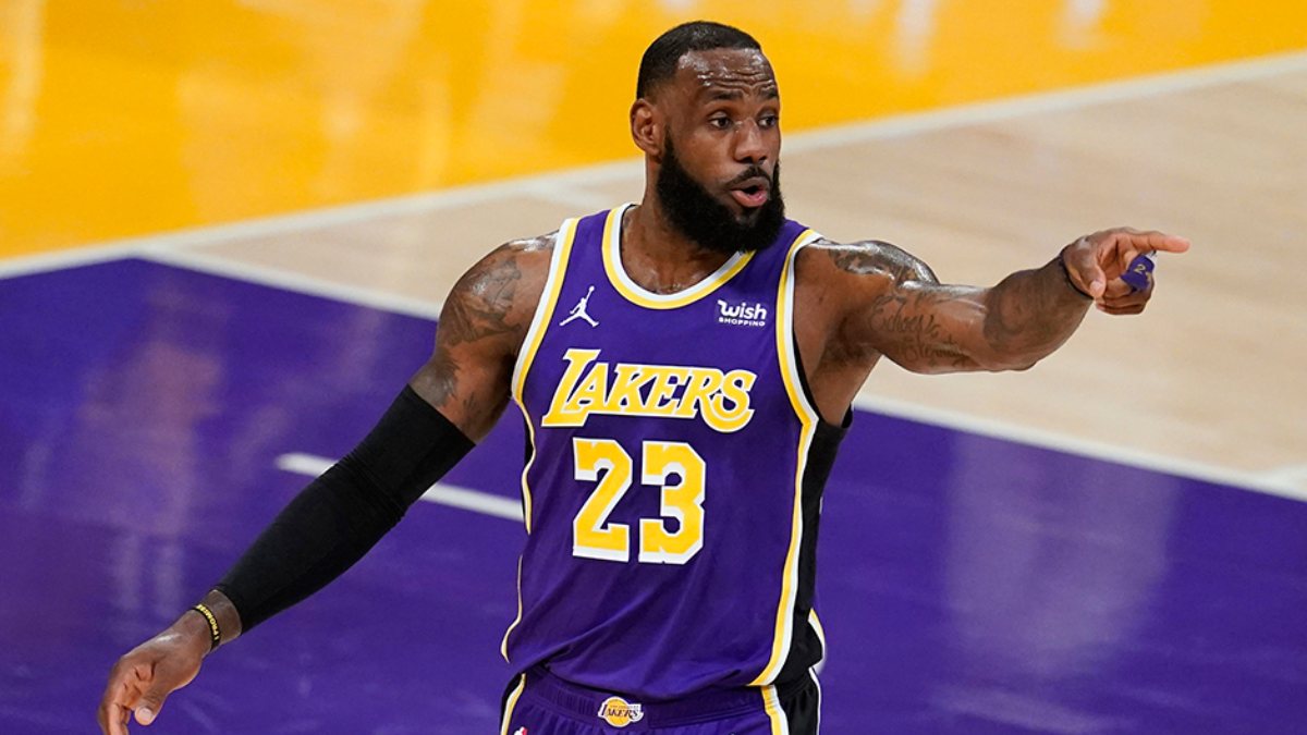 LeBron James triple double'la döndü, Lakers kazandı
